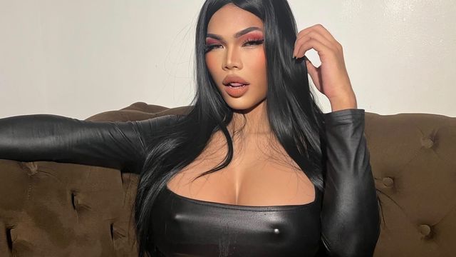 Camgirl UrMassiveCockSucker, 18 Jahre