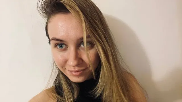 Camgirl LinaRoo, 30 Jahre