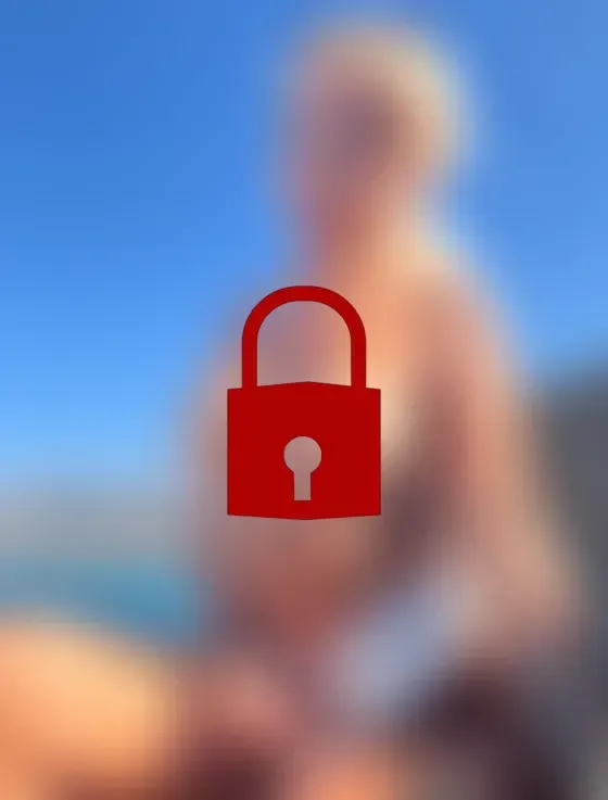 Meine nackten Brüste! Mitten an einem Strand, kennst du die Bilder hier schon?