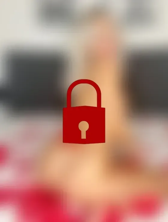 Mein komplett nackter Po! Von vorne und hinten komplett ohne Klamotten!
