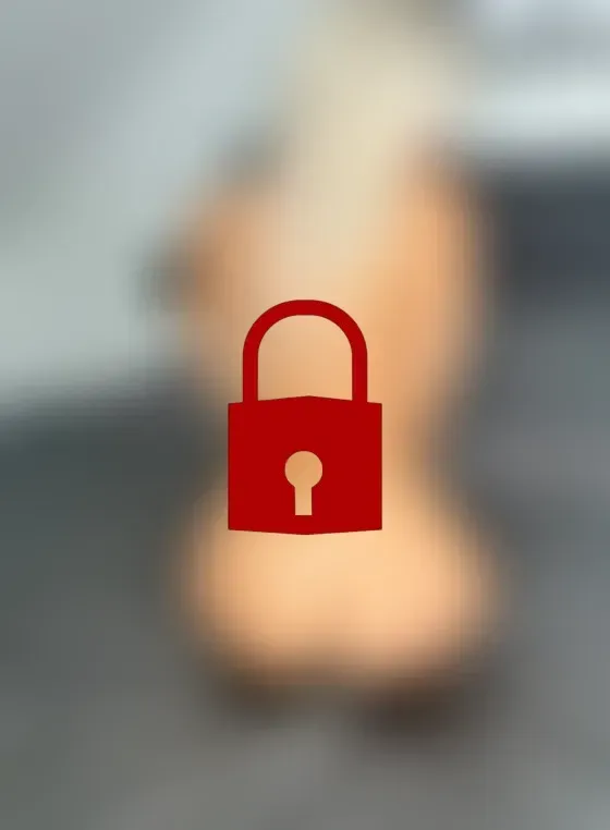 Mein nackter süßer und schüchterner Hintern wartet .....