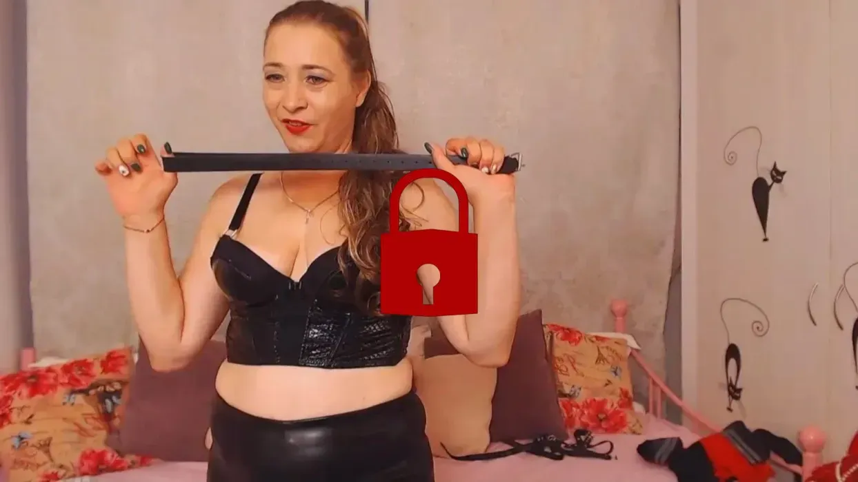 👑Gemeine Herrin dominiert und erniedrigt ihren Sklaven! 👑