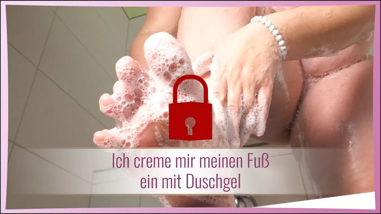 Ich creme mir meinen Fuß ein mit Duschgel