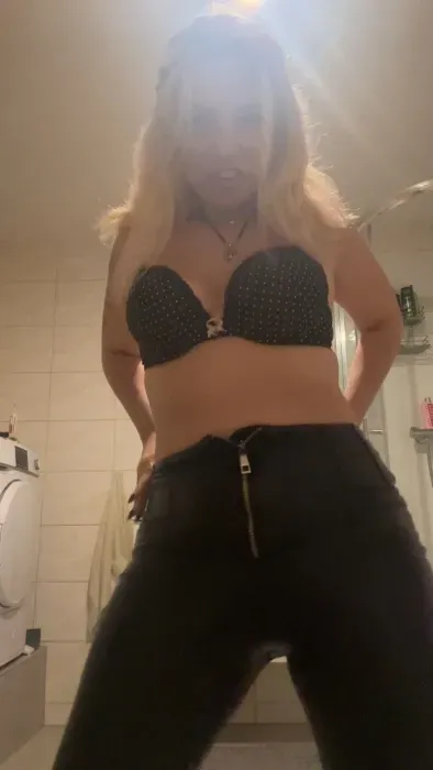 Ich bin oft unrasiert. Hättest du Lust, meine Muschi zu rasieren, sie dann zu lecken und ein paar Finger in meine saftige und süße Muschi einzuführen?