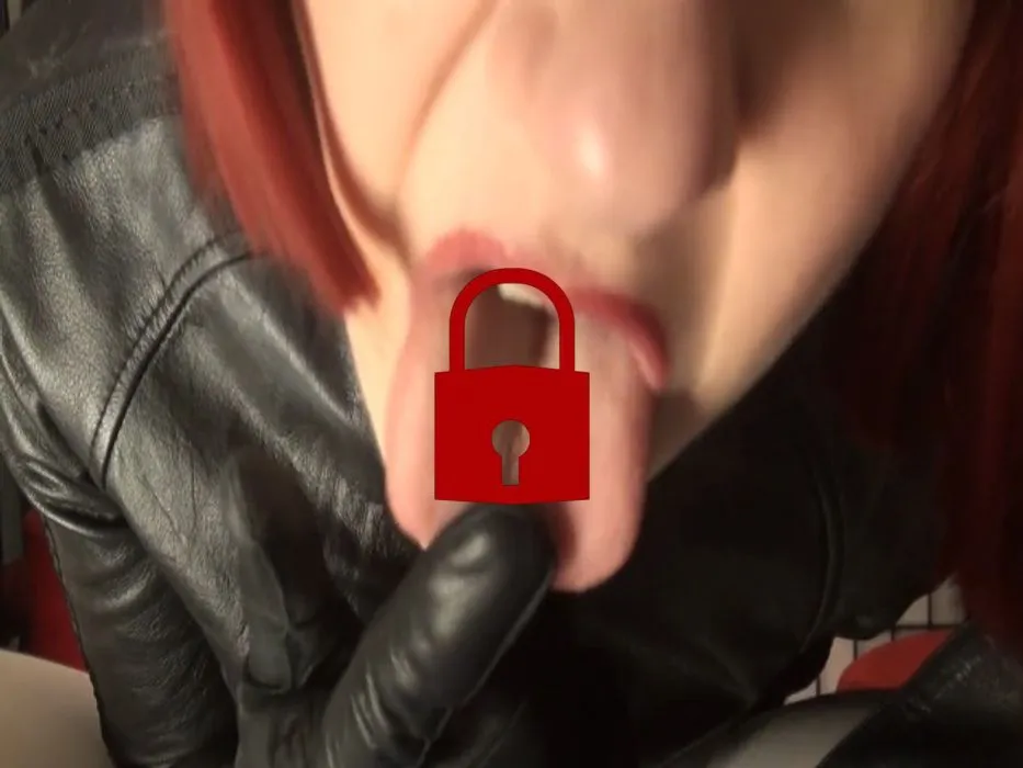 Schwarzes Leder, weisse Glanzstrumpfhose und ein dicker Strapon