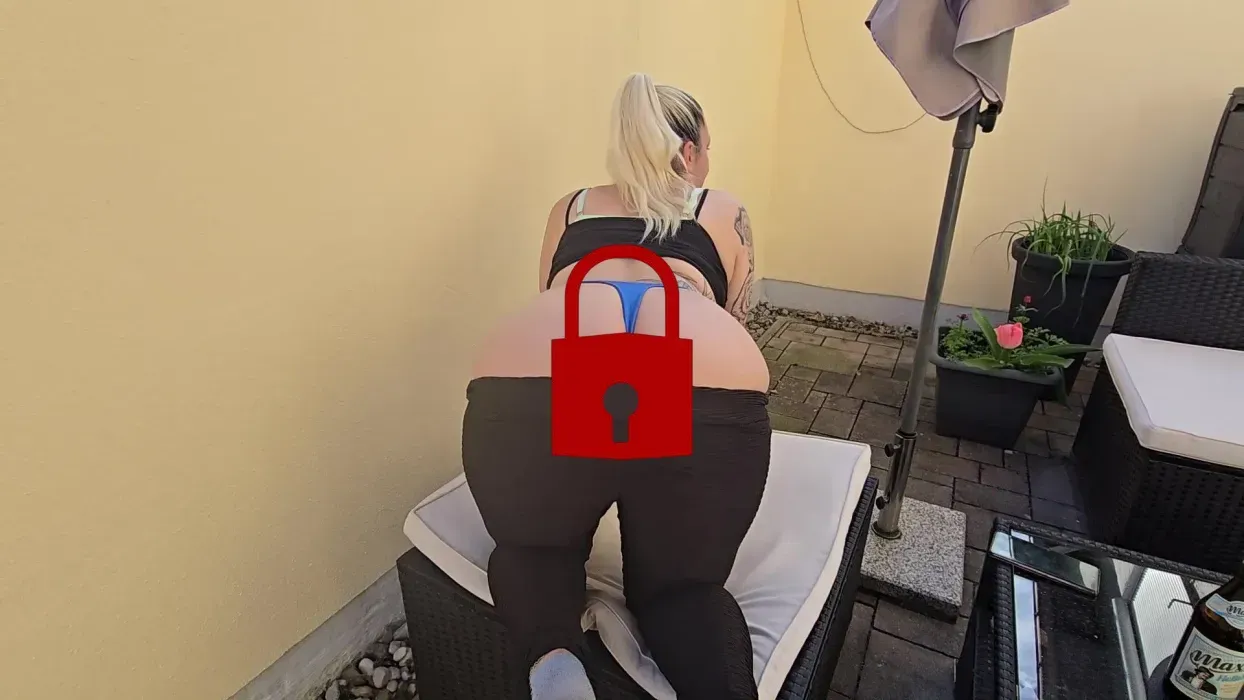 Blanker Doggyfick auf der Terrasse