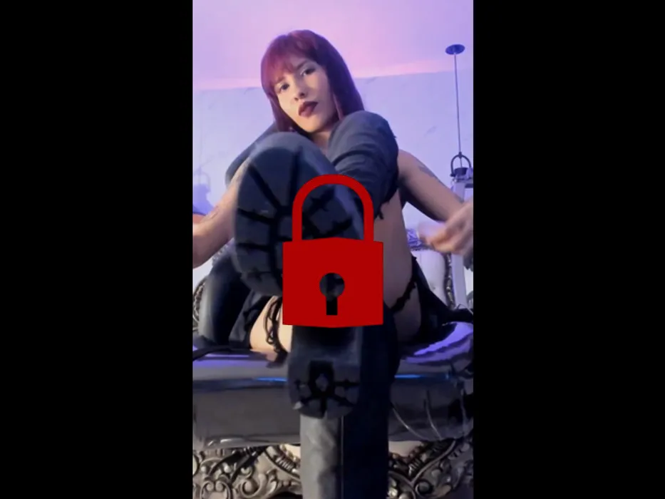 Mis botas marcando cada paso… el sonido de mis tacones es una orden silenciosa