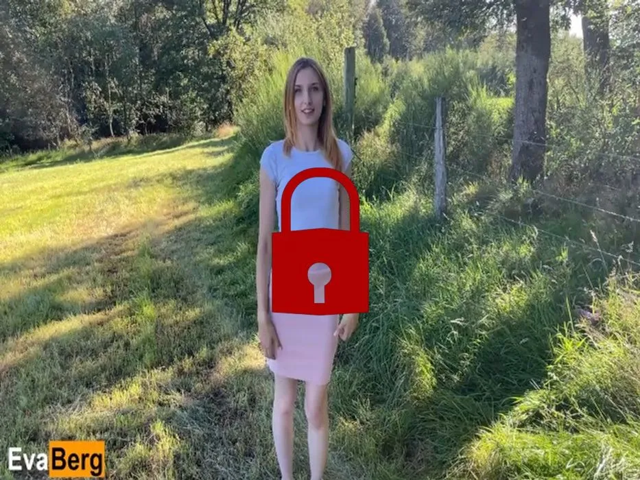 Süßes Girl hat ihr Höschen vergessen! Oder war es gewollt?