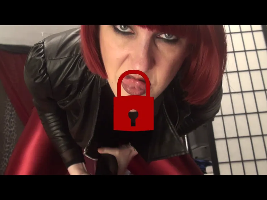 Die Lady ölt ihren größten Schwanz ein