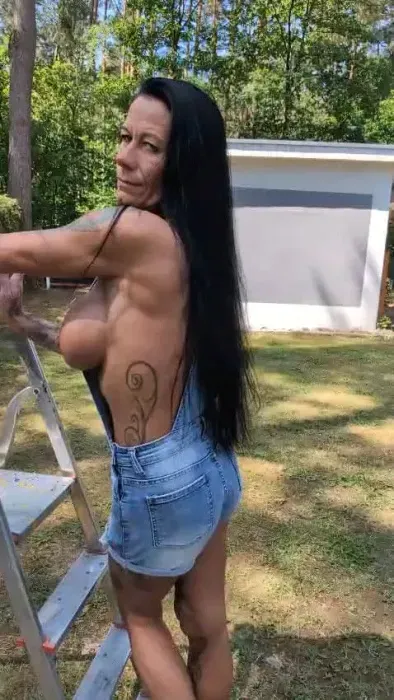 LucyLove bei der Gartenarbeit 