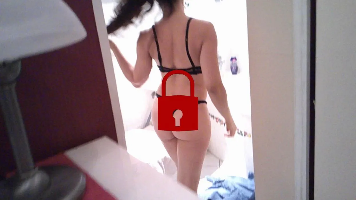 Wasserspiele. Rasiere mich unter der Dusche und spiele mit dem Duschkopf