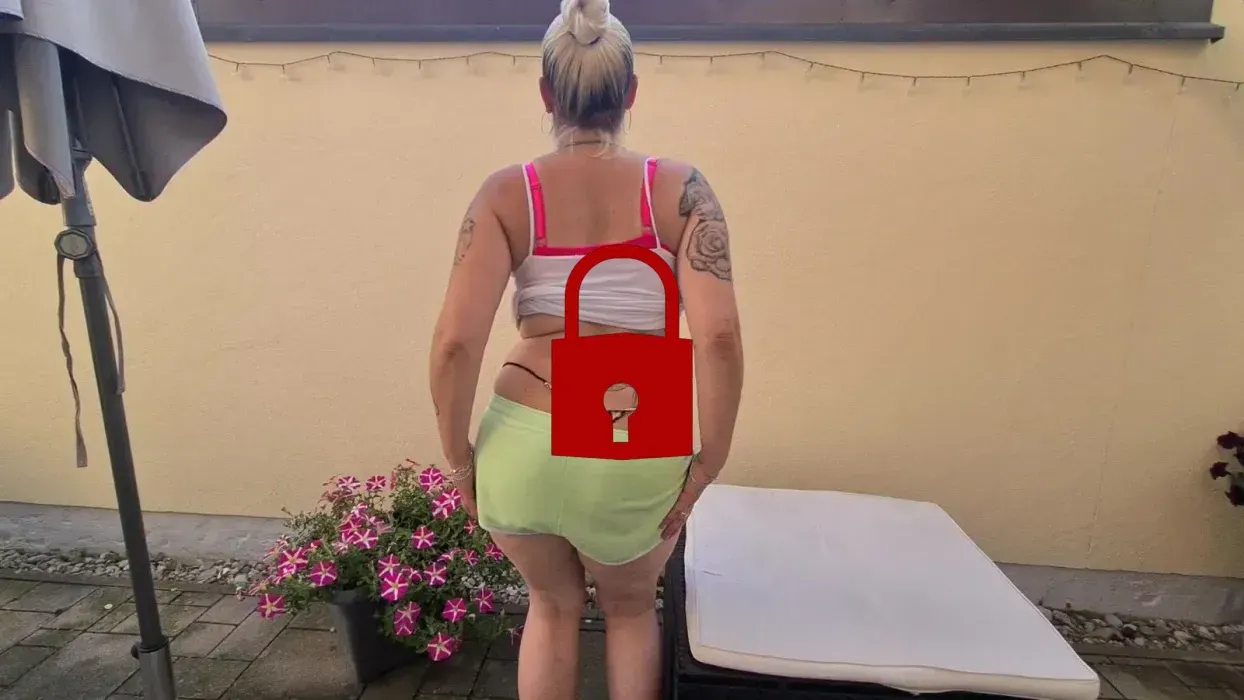 vor meinem Freund Geiler Dildo doggy und Rittfick auf der Terrasse