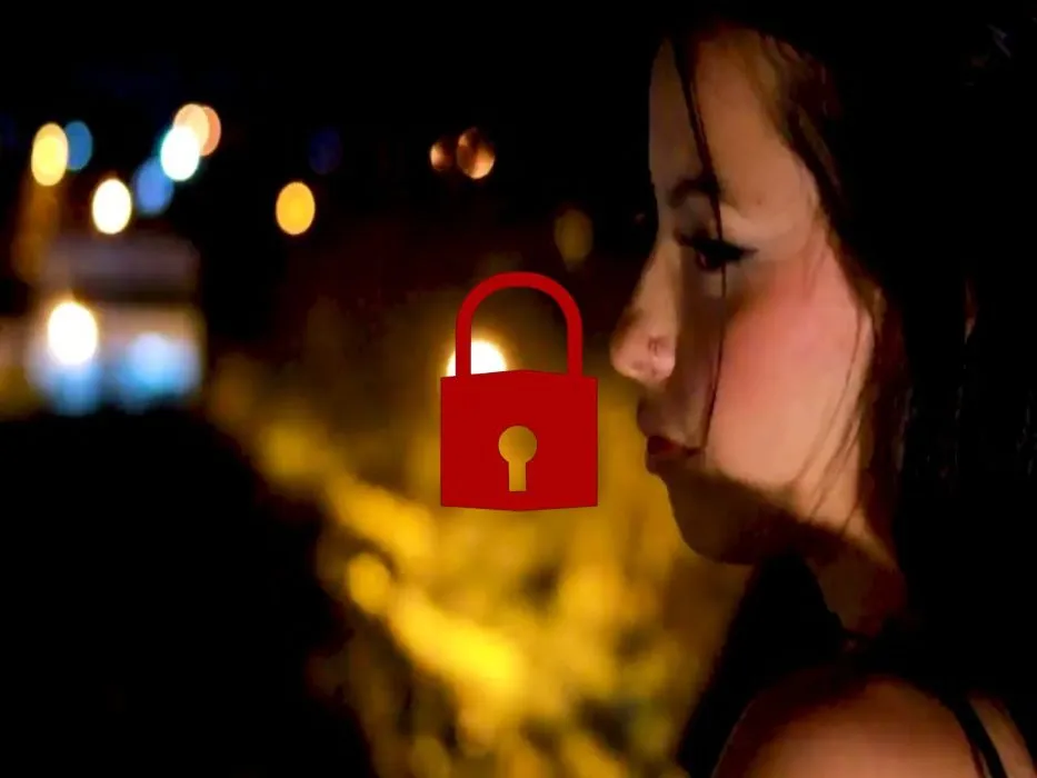 Die Nacht ist perfekt, um deinen riesigen Schwanz zu lutschen