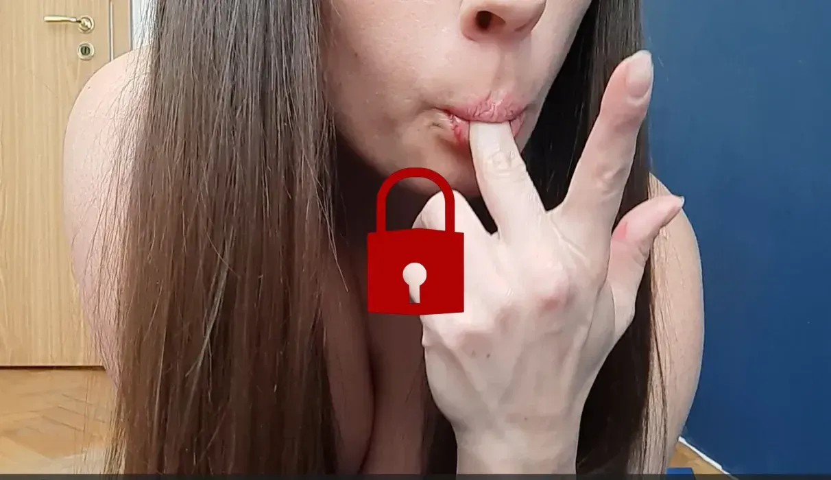 Stimulation der Klitoris in einem Nylonstrumpf