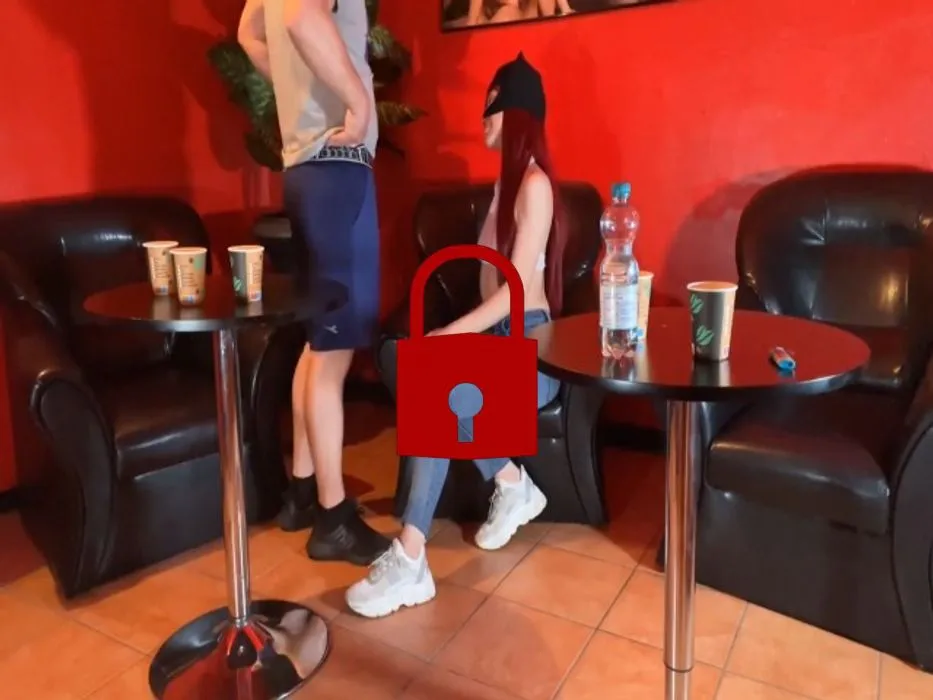 Anal entjungfert im Pornokino