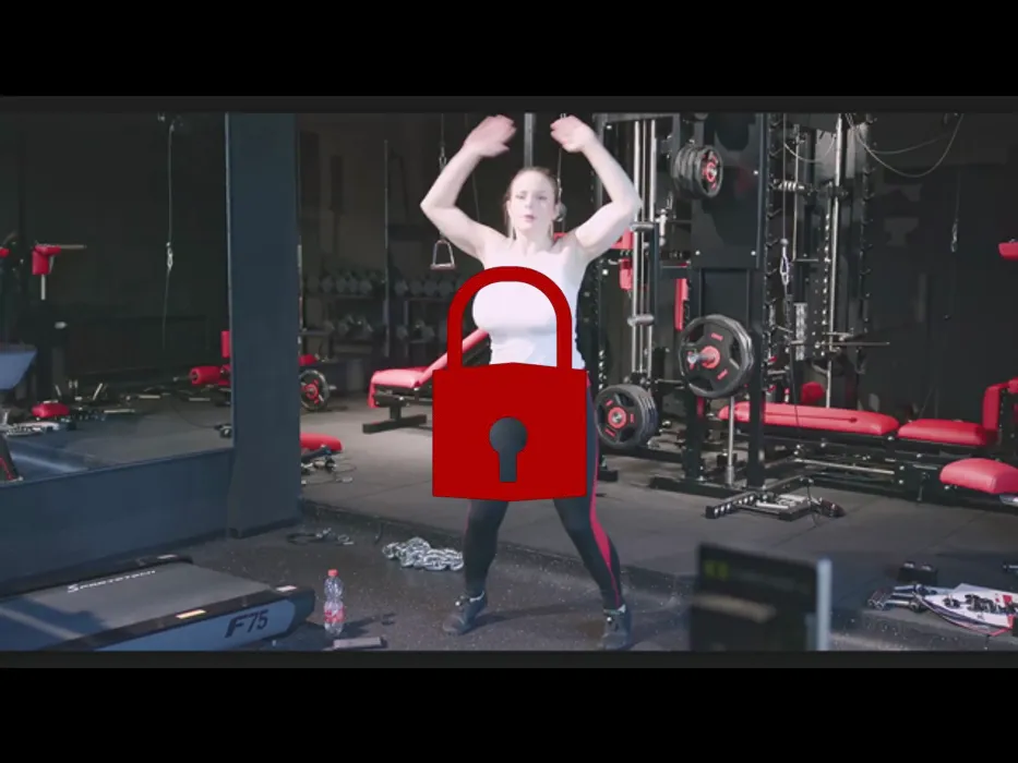 Hampelmänner nackt im Gym