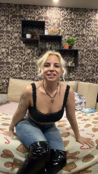 Schaut euch diese heiße Blondine in blauen Jeans und einem Leopardenmuster-Top an.