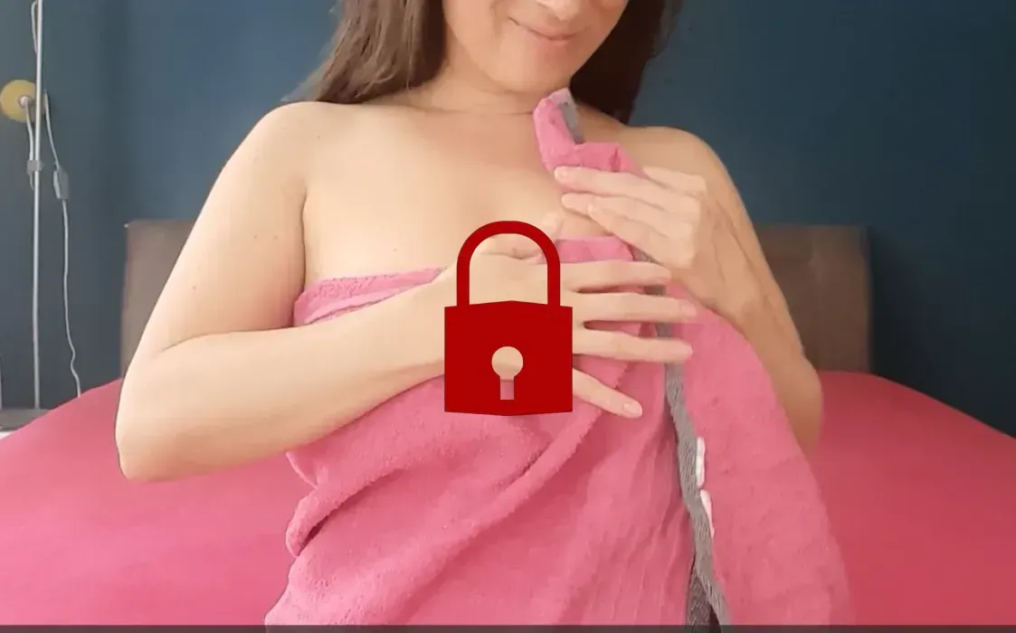 Erotik pur, nasse Haare, kein Make-up, nur natürliche Schönheit