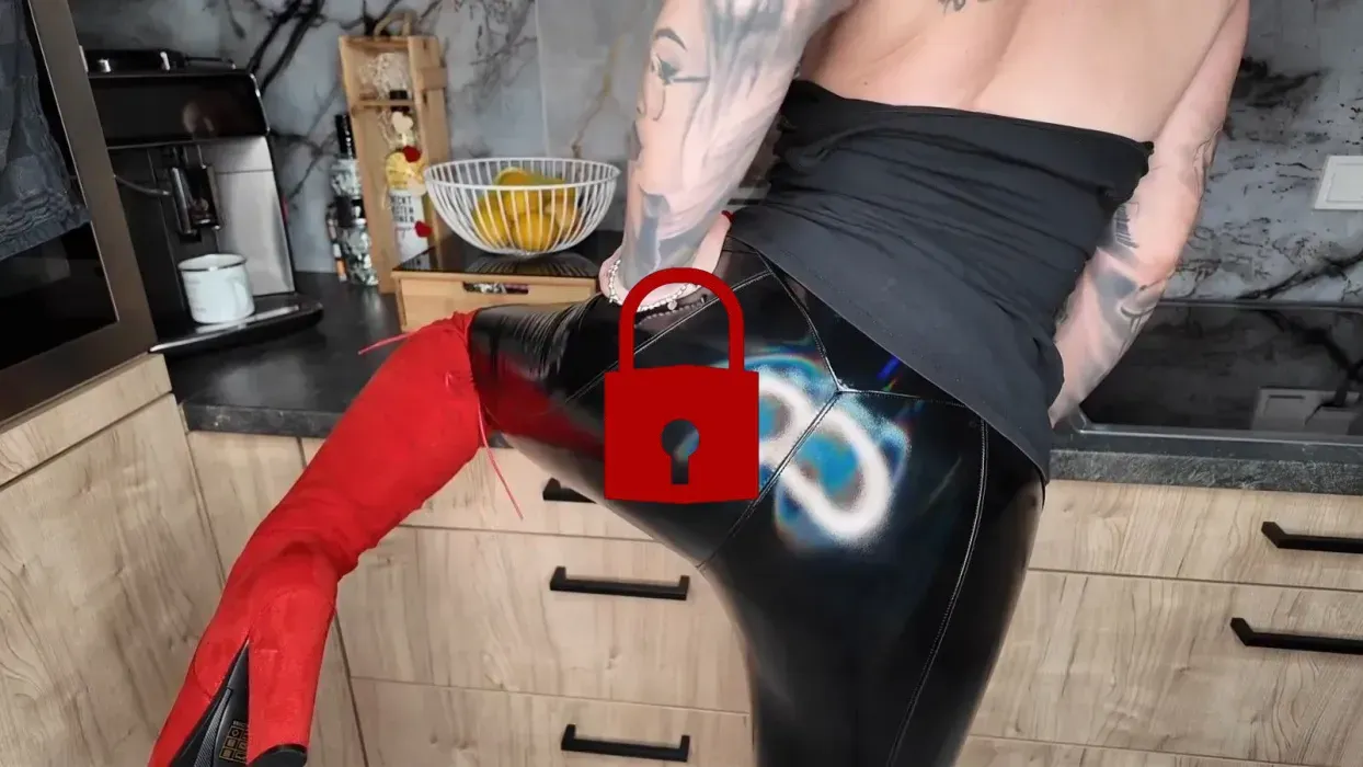 Lackleggins und rote Overknees 