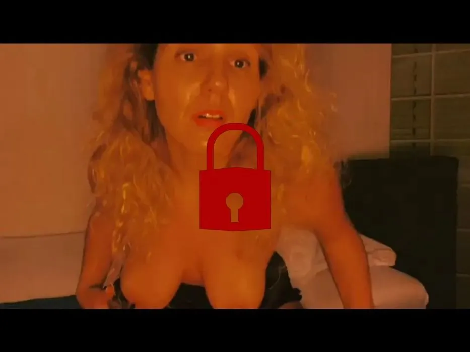 Brustnippel Klammern mit nasser Muschi