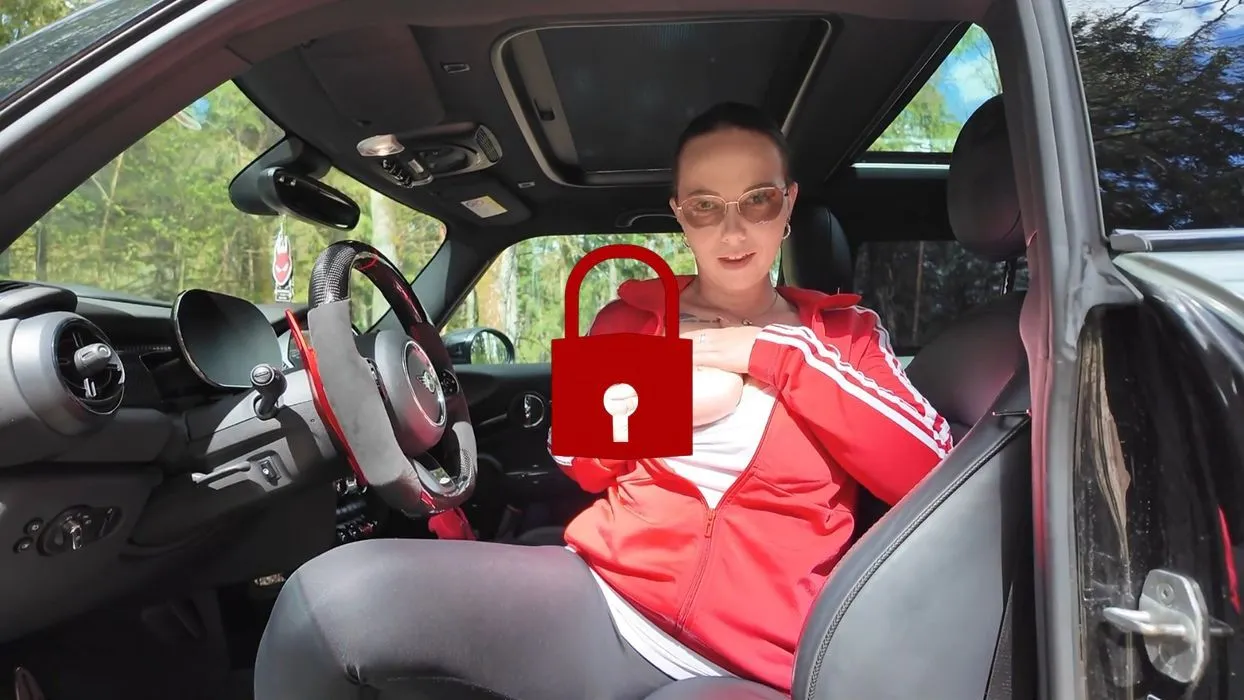 Im Auto auf dem Parkplatz meine Pussy gefingert!! 