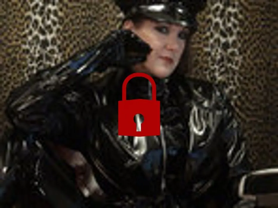 Die Lady wichst ihren Riesenschwanz (Ohne Ton)