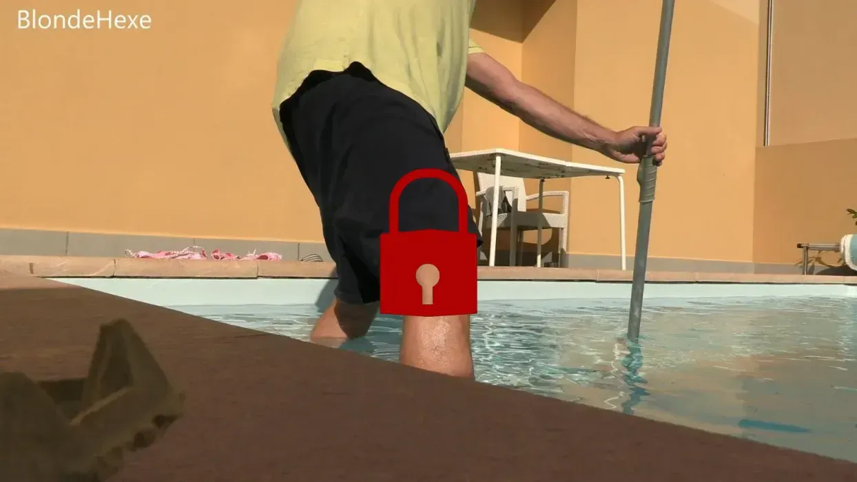 Poolbeoy beim wichsen erwischt