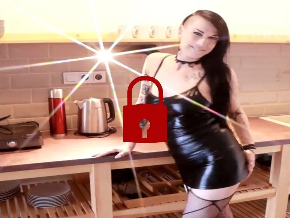 Selbstbefriedigung im Wetlook-Kleid (Hotel)