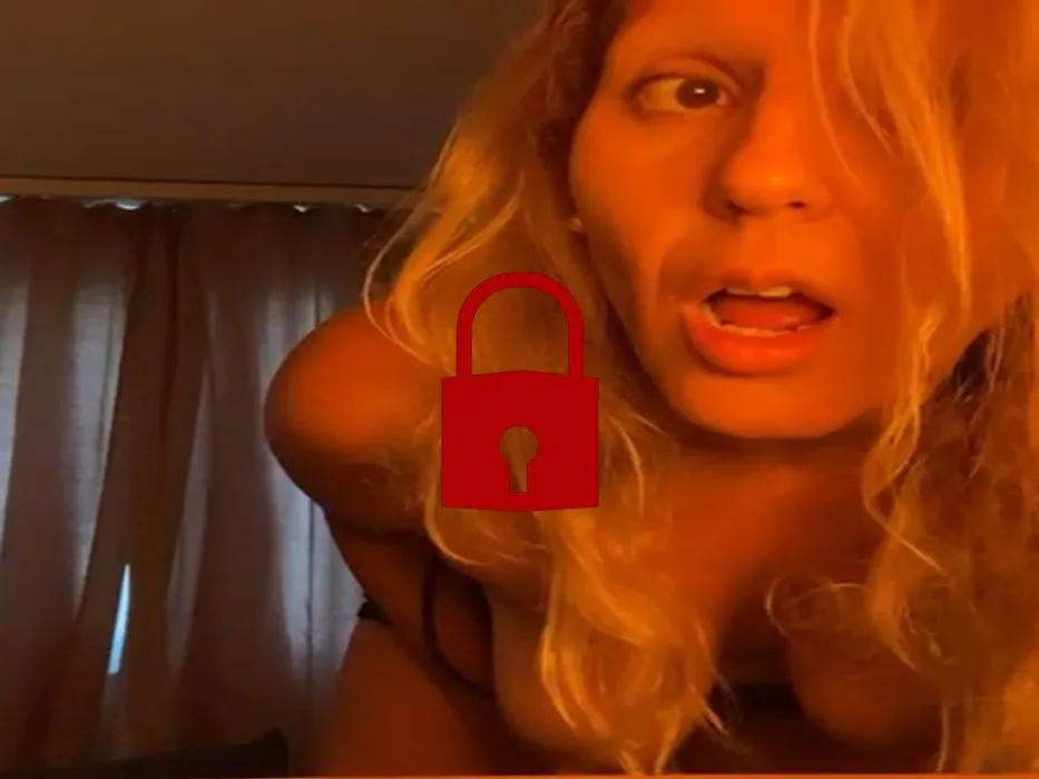 Ich mache es mir selber mit dem Dildo im Libeszimmer