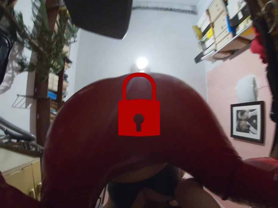 Facesitting mit Roter Latex Hose