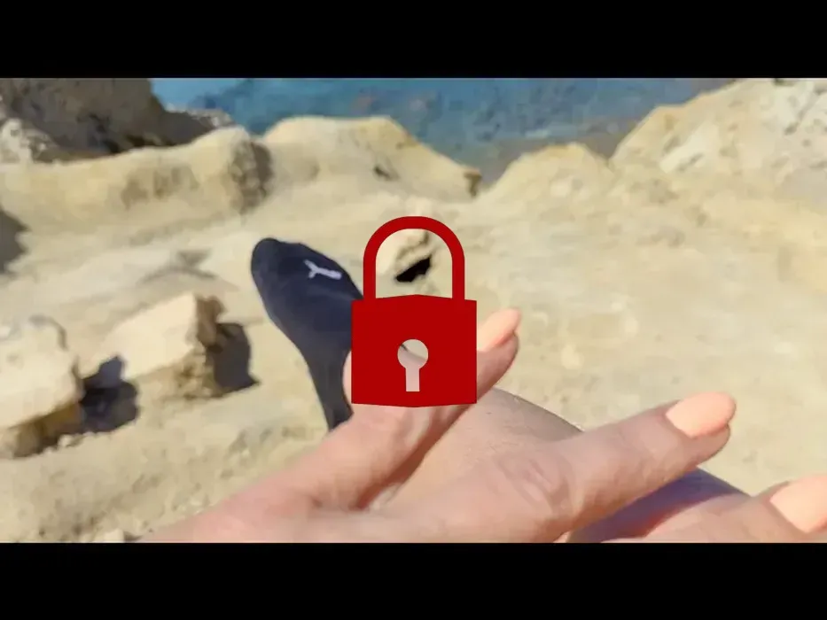 Verschwitze Füße am Strand