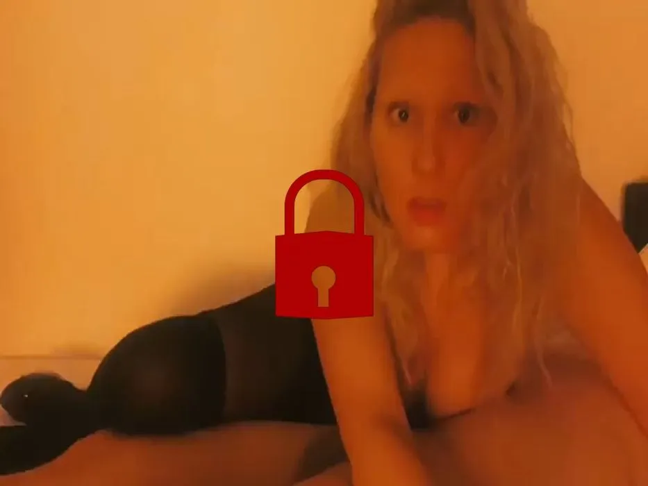 Blowjob mit offener Strumpfhose