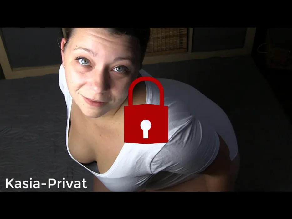 DirtyTalk im weißen Body mit Gymnastikschuhen