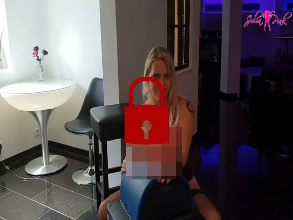 Machinell den Arsch gefickt