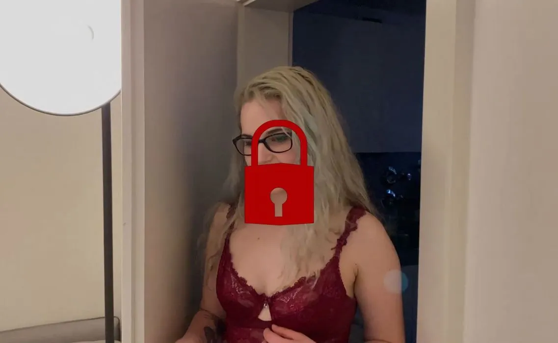 Spontan im Hotel gefickt / Mein ERSTER Footjob