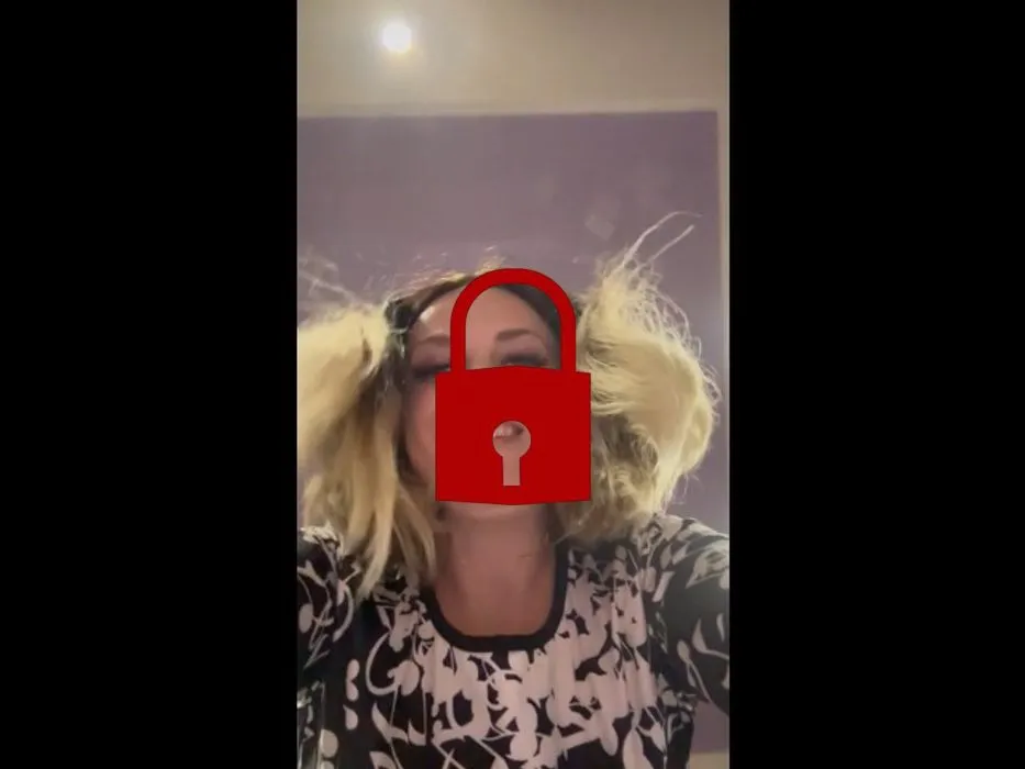 In diesem Video stöhne und masturbiere ich meine Muschi und meinen Kitzler! Ich habe eine wunderschöne Maniküre und zeige meine feuchte Muschi aus nächster Nähe!