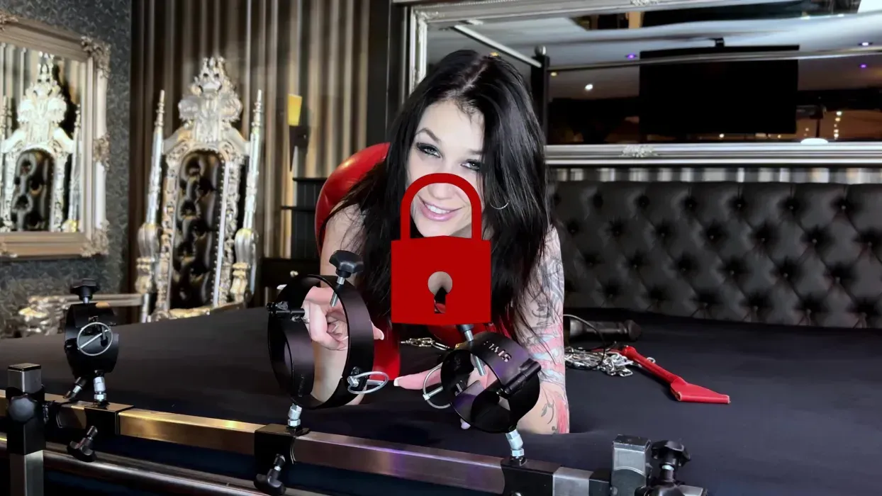 Devote Latexschlampe bettelt um harte Abrichtung mit deinen dicken Schwanz tief drin