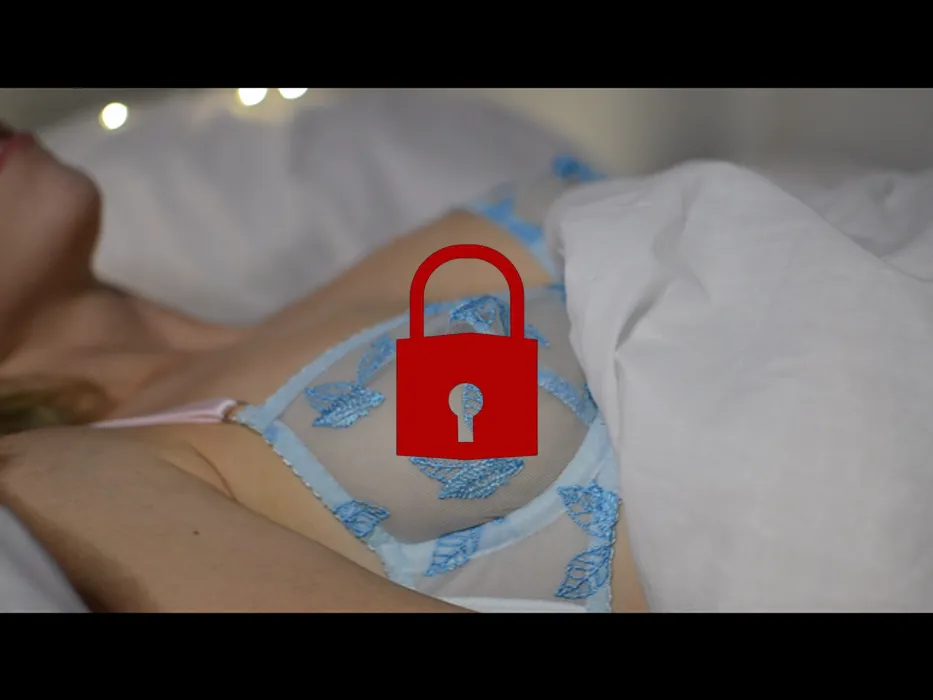 allein mit der Muschi spielen, während niemand sieht