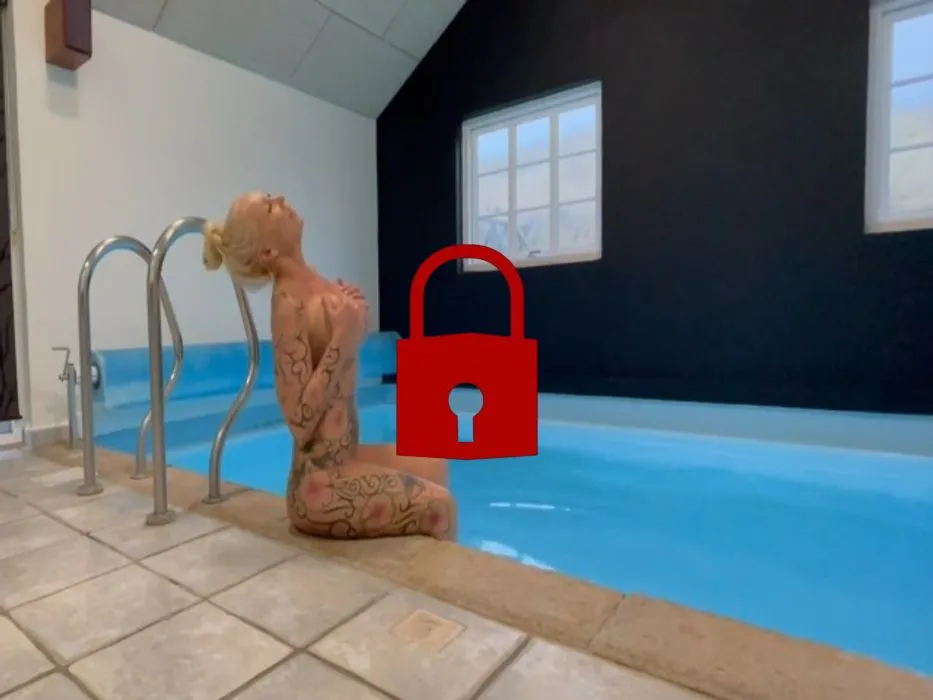 In der Therme mitten am Pool meine Pussy gewichst