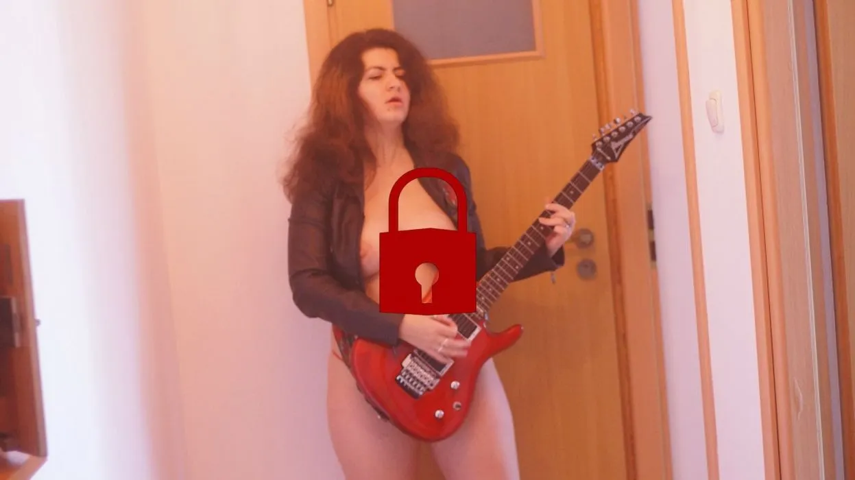 In Badewanne sitzen und pinkeln