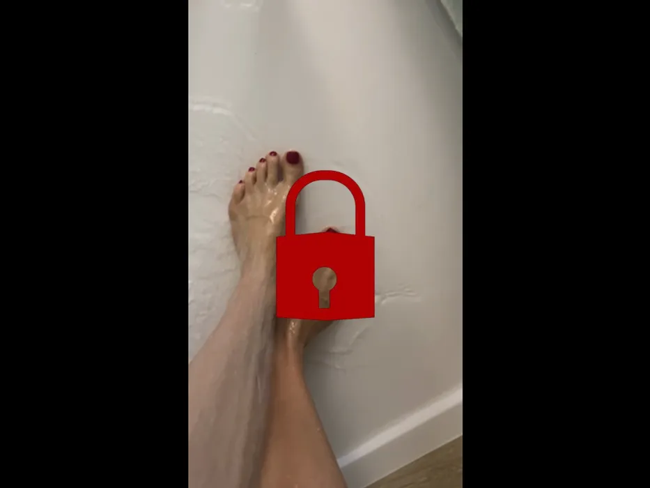 Füße in der Dusche