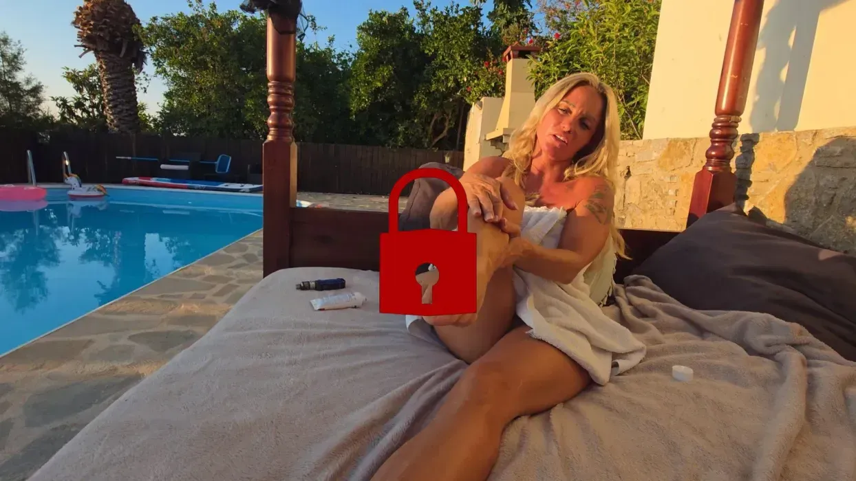 Footjob vor dem Pool