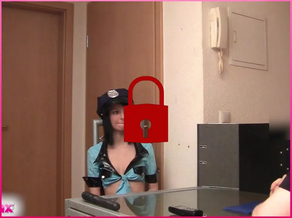 Officer Laila knüppelhart und pervers