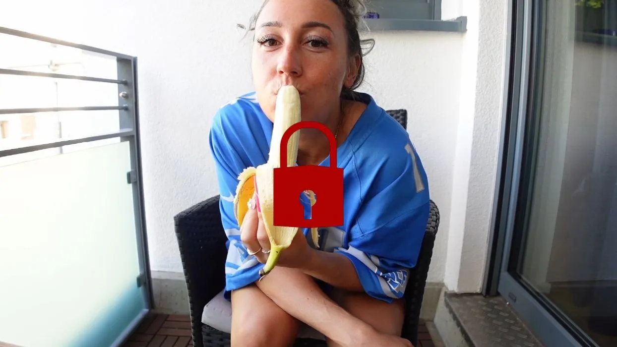 Morgenstund hat Banane im Mund! Der Nachbar schaut zu!!