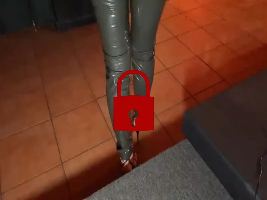 Latex Legging runter und auf dein Gesicht