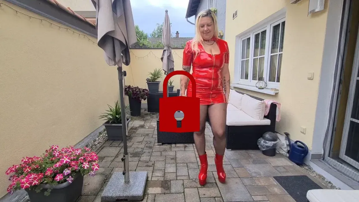 heiss im roten lackkleid