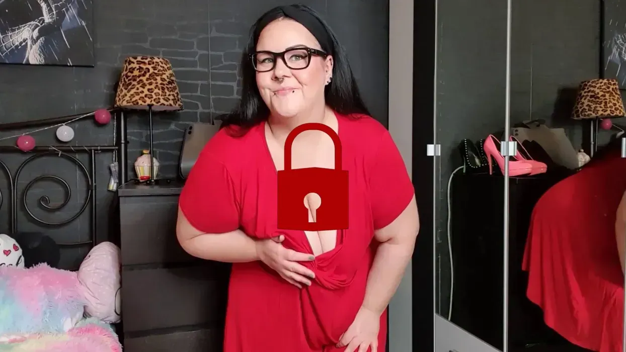 Geile Sau im roten Kleid und nichts drunter!