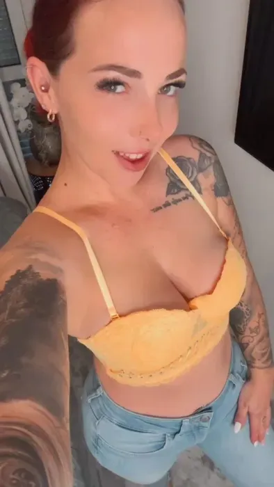 Habt ein geiles Wochenende! Ich hoffe du hast noch Lust auf etwas heißes und was ich hier drunter Trage?