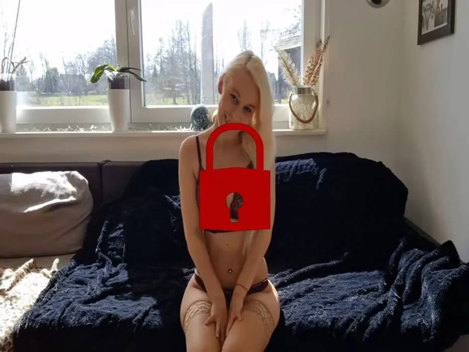 Mega nasse Pussy mit Dildo gefickt