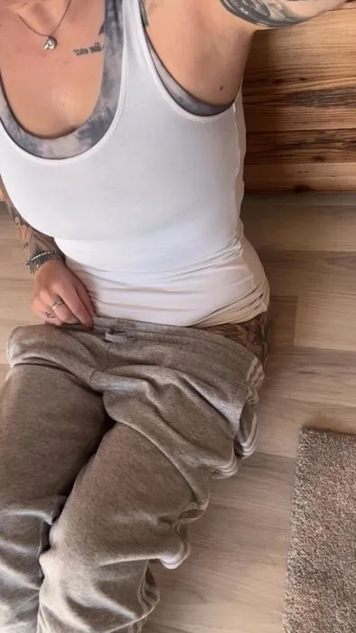 Zum schlafen gehen, darfst du hier nochmal von meiner Pussy etwas gönnen! NACKT!